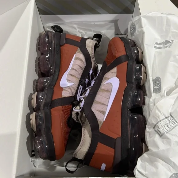 NEW WOMENS NIKE AIR VAPORMAX UTILITY Size 8 Cinnamon/Purple Agate-Burgundy Ash - Picture 16 of 17